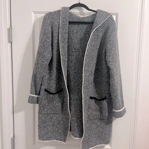 Super cute comfy sweater. Size Large.